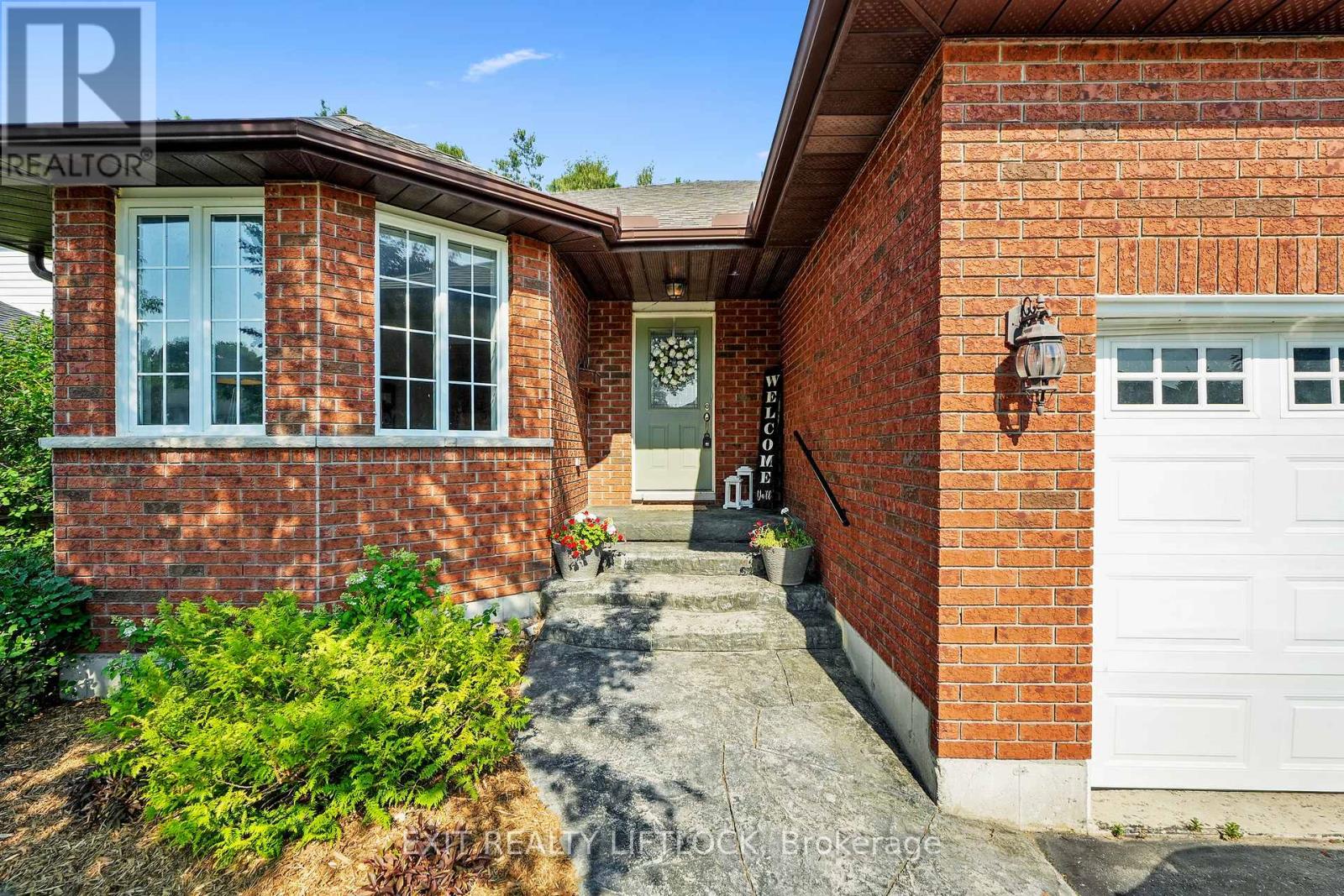 1373 Hetherington Drive, Peterborough North (University Heights), Ontario  K9L 1Z5 - Photo 2 - X12324404