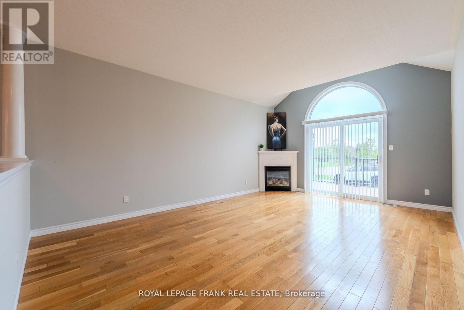16 - 9 Eglington Street, Kawartha Lakes (Lindsay), Ontario  K9V 6K6 - Photo 3 - X12325799