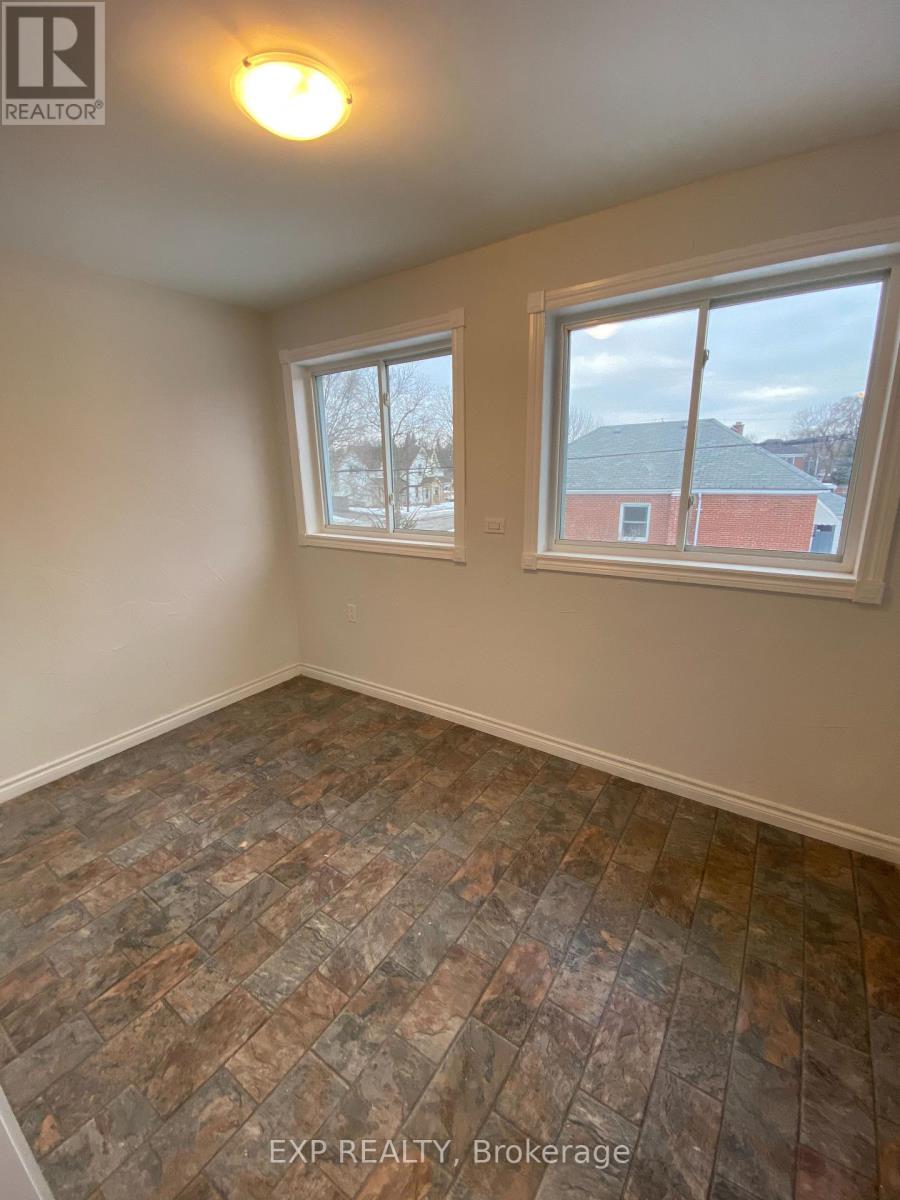 612 Romaine Street, Peterborough Central (South), Ontario  K9J 2E4 - Photo 14 - X12325932