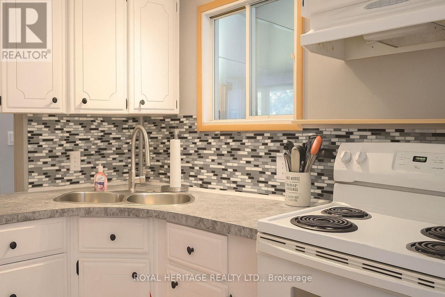 19 Park Street, Kawartha Lakes (Fenelon), Ontario  K9V 4R1 - Photo 10 - X12326165