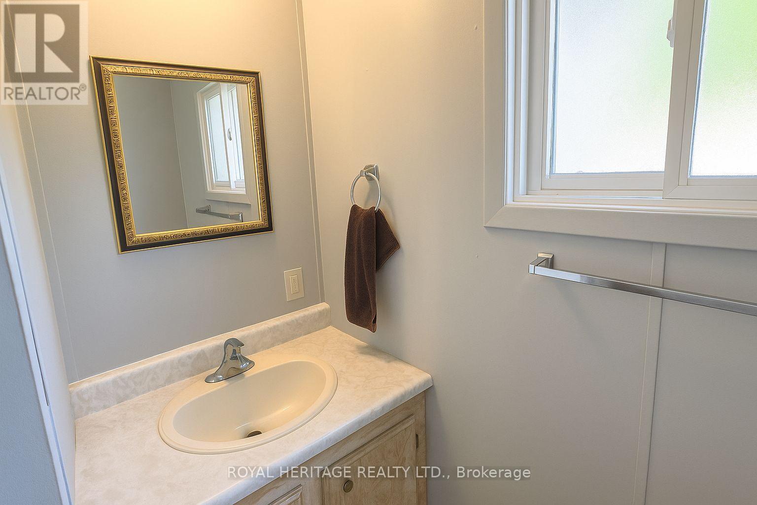19 Park Street, Kawartha Lakes (Fenelon), Ontario  K9V 4R1 - Photo 18 - X12326165