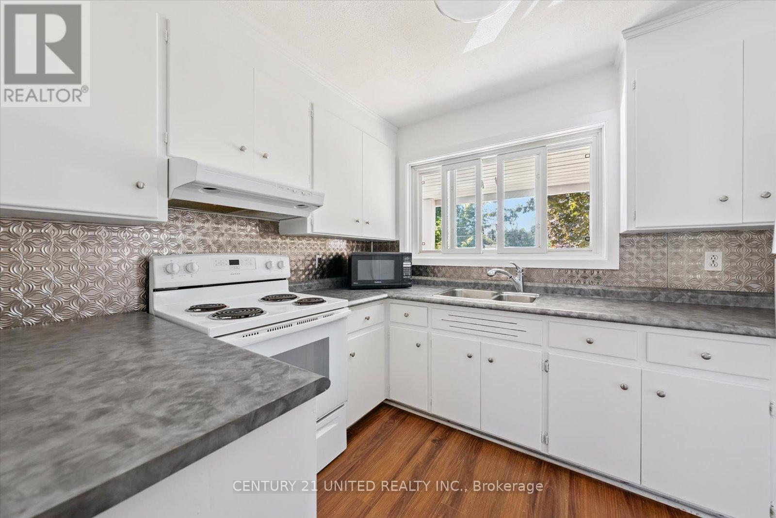 521 Raymond Street, Peterborough North (South), Ontario  K9H 5M7 - Photo 13 - X12326860