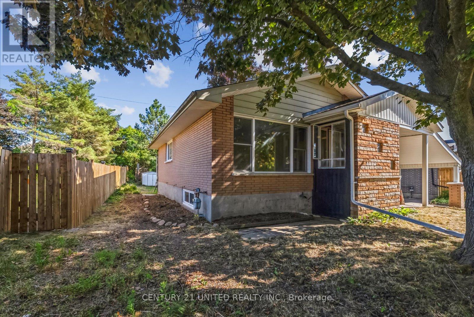 521 Raymond Street, Peterborough North (South), Ontario  K9H 5M7 - Photo 2 - X12326860