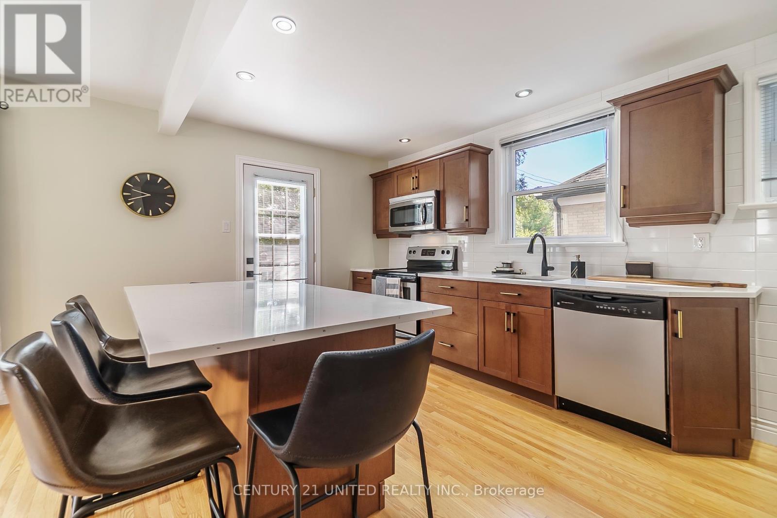 647 Montrose Street, Peterborough South (West), Ontario  K9J 3C3 - Photo 6 - X12327193