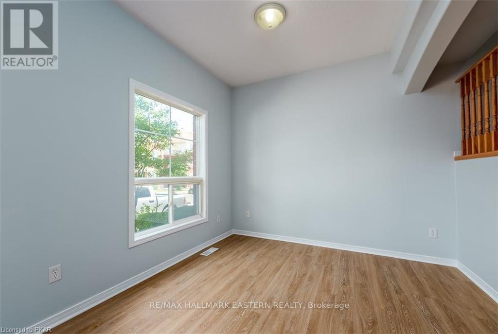 705 - 246 Spillsbury Drive, Peterborough West (South), Ontario  K9K 0A1 - Photo 7 - X12331052
