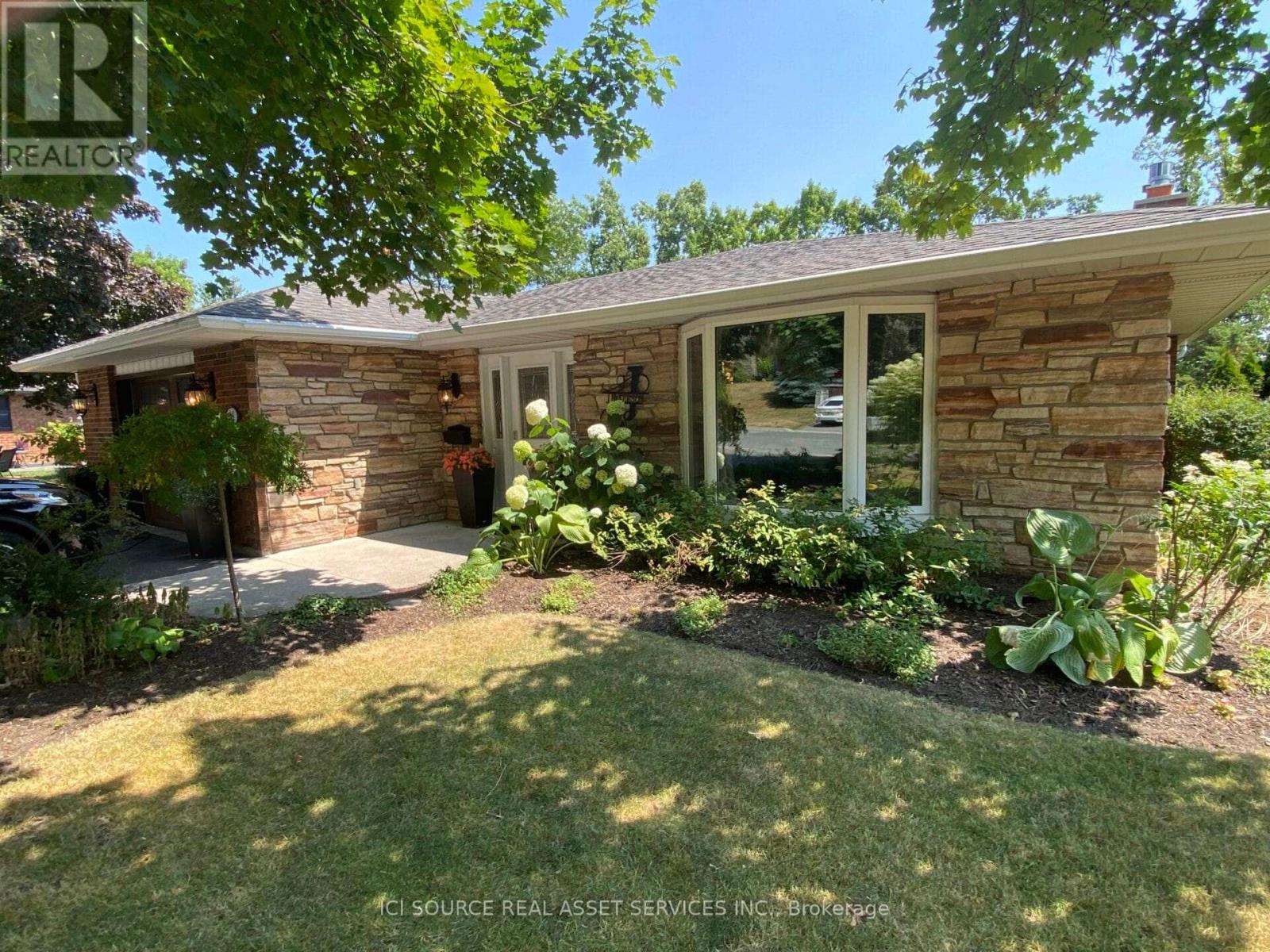 14 Montague Court, Peterborough West (Central), Ontario  K9J 7S1 - Photo 10 - X12331751
