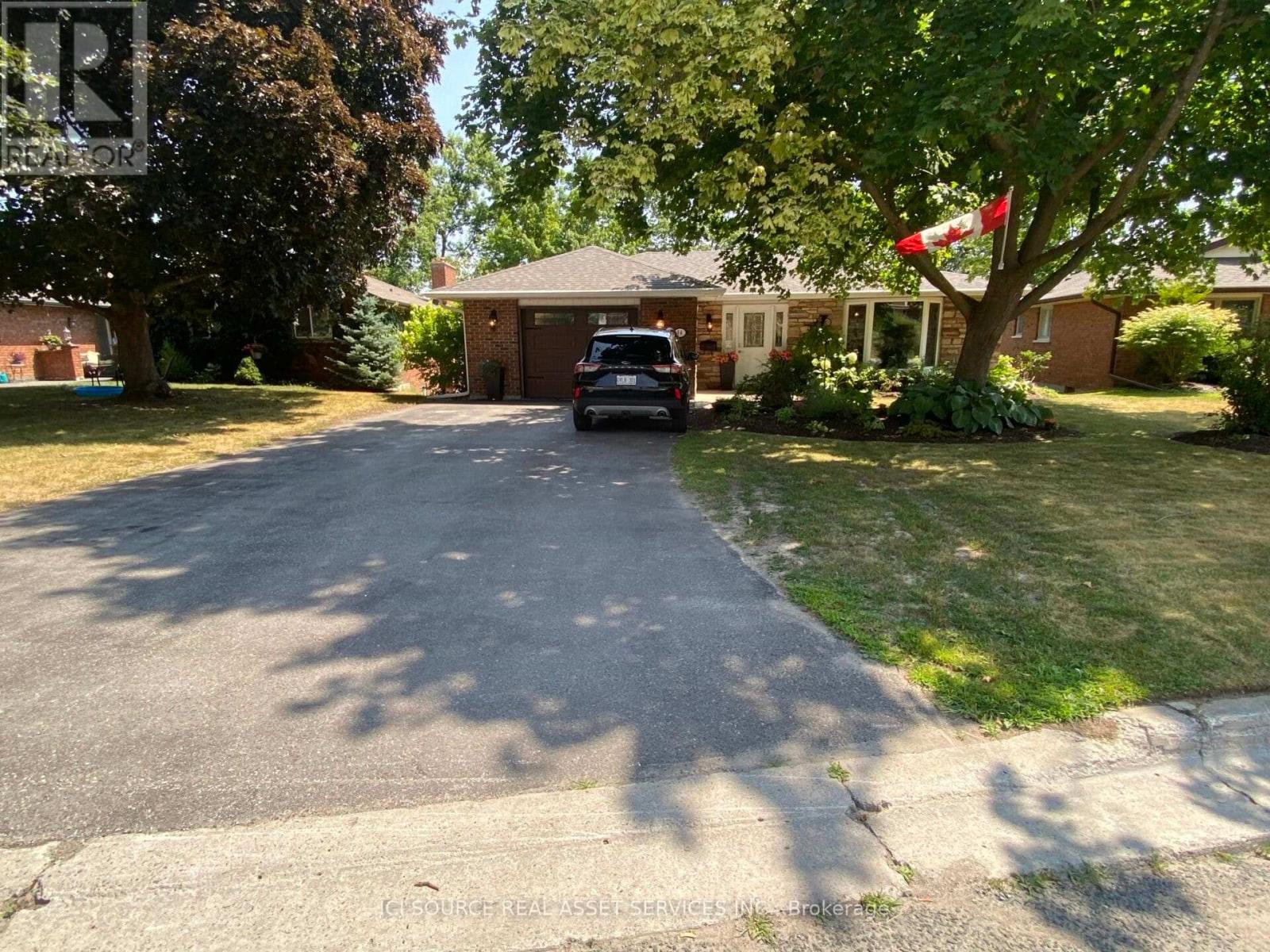 14 Montague Court, Peterborough West (Central), Ontario  K9J 7S1 - Photo 6 - X12331751