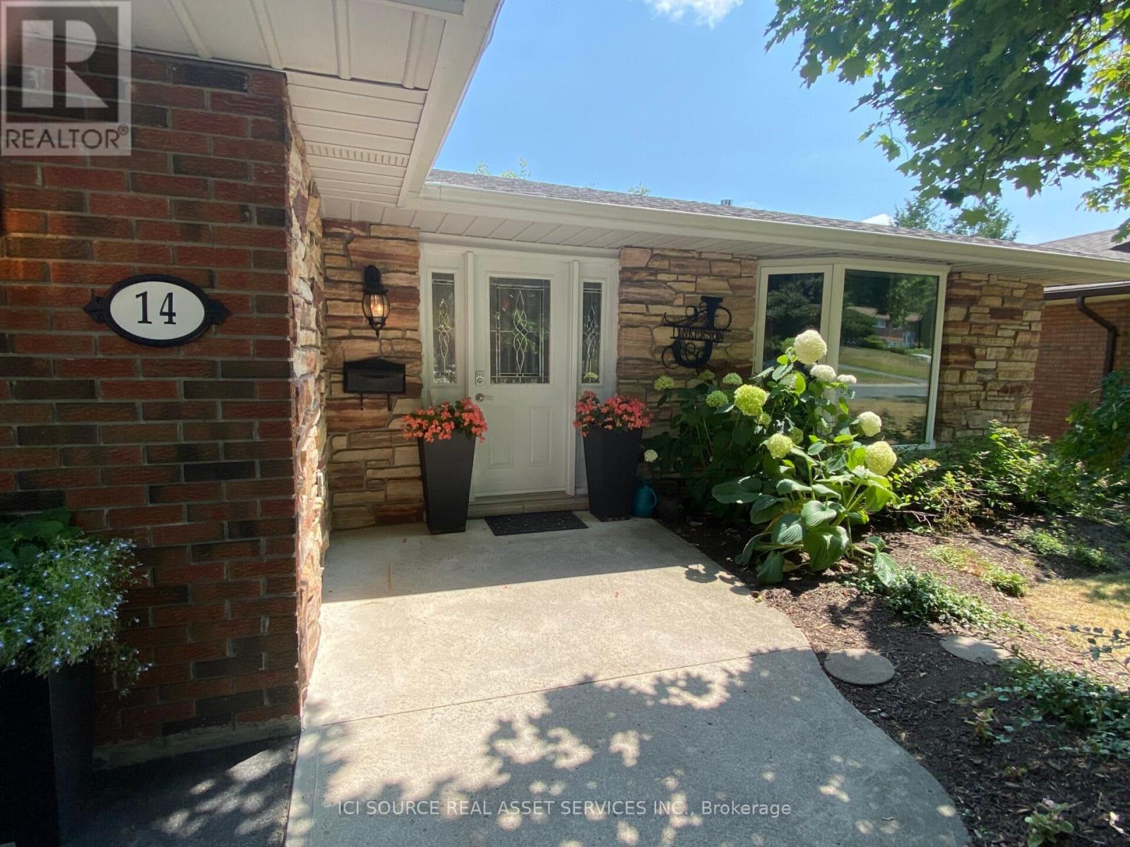 14 Montague Court, Peterborough West (Central), Ontario  K9J 7S1 - Photo 8 - X12331751