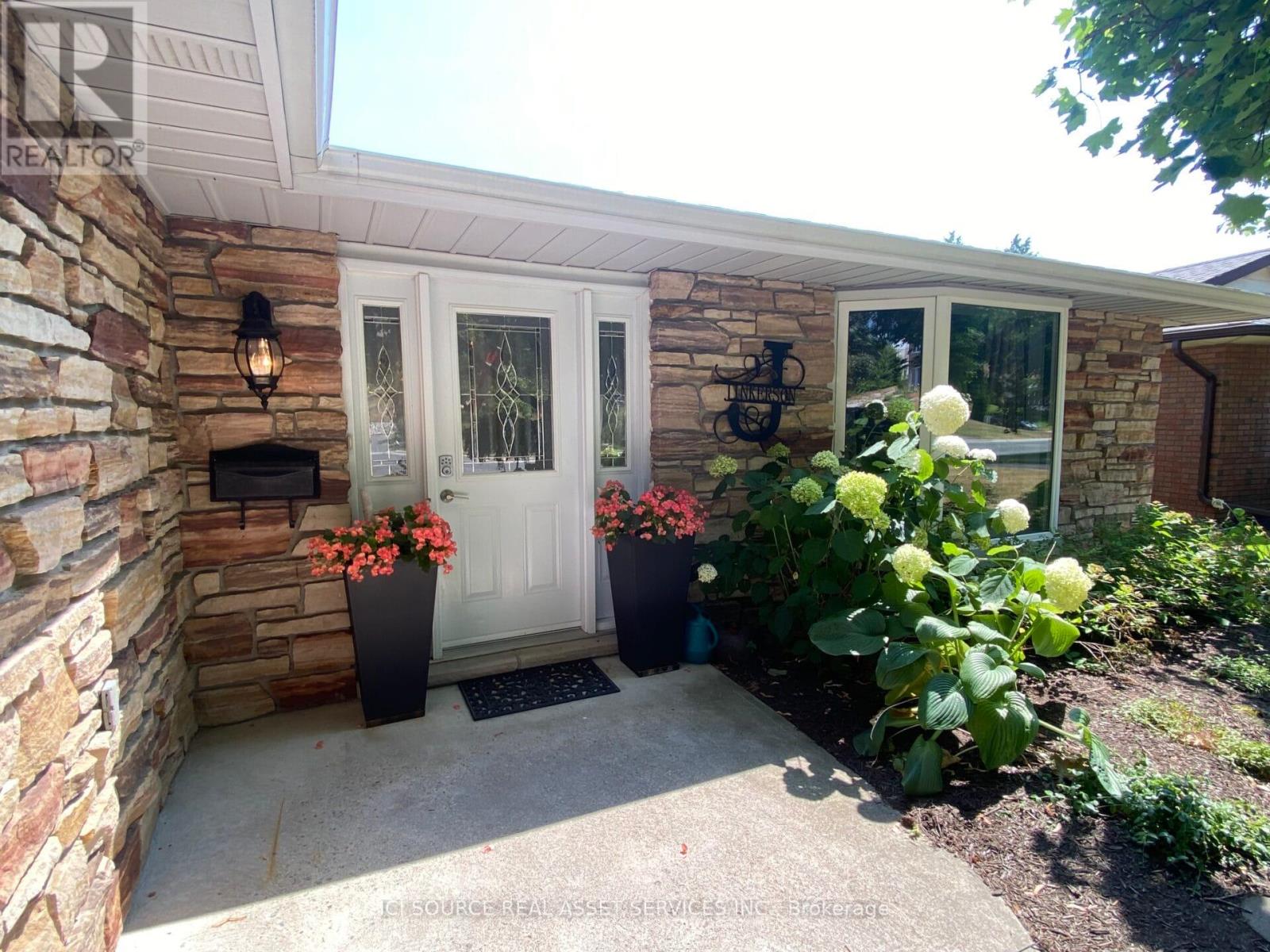 14 Montague Court, Peterborough West (Central), Ontario  K9J 7S1 - Photo 9 - X12331751