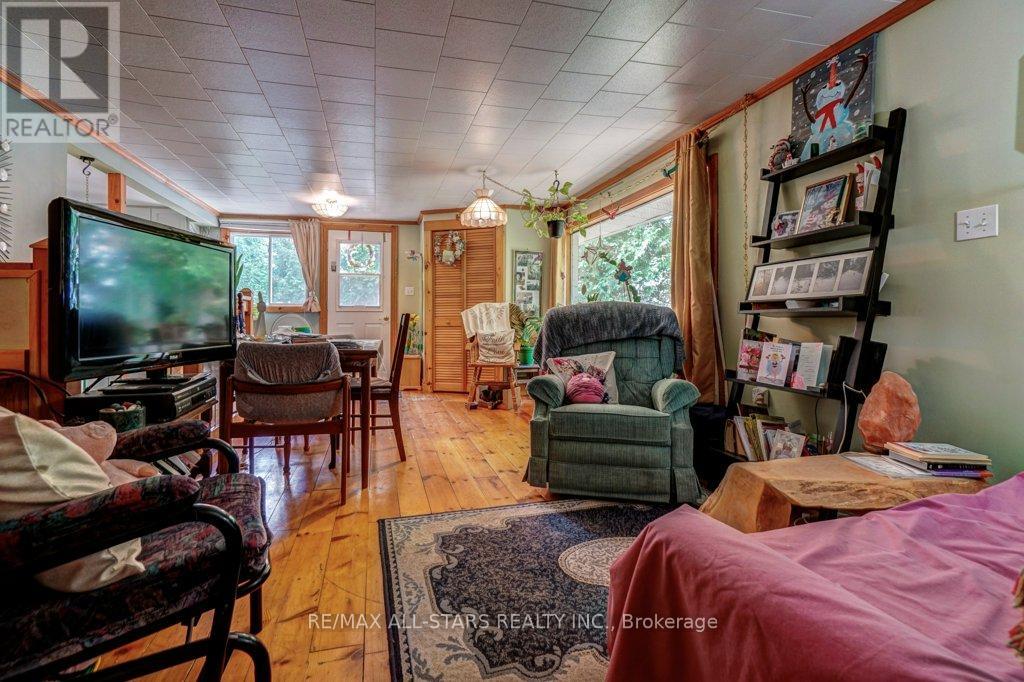 6 Leisure Lane, Kawartha Lakes (Lindsay), Ontario  K9V 4R1 - Photo 10 - X12332599