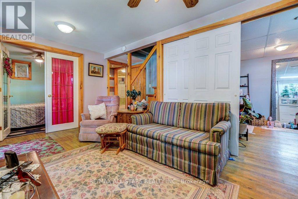 6 Leisure Lane, Kawartha Lakes (Lindsay), Ontario  K9V 4R1 - Photo 18 - X12332599