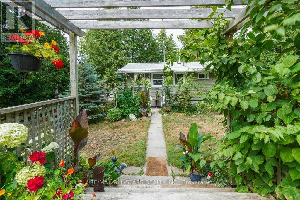 6 Leisure Lane, Kawartha Lakes (Lindsay), Ontario  K9V 4R1 - Photo 24 - X12332599