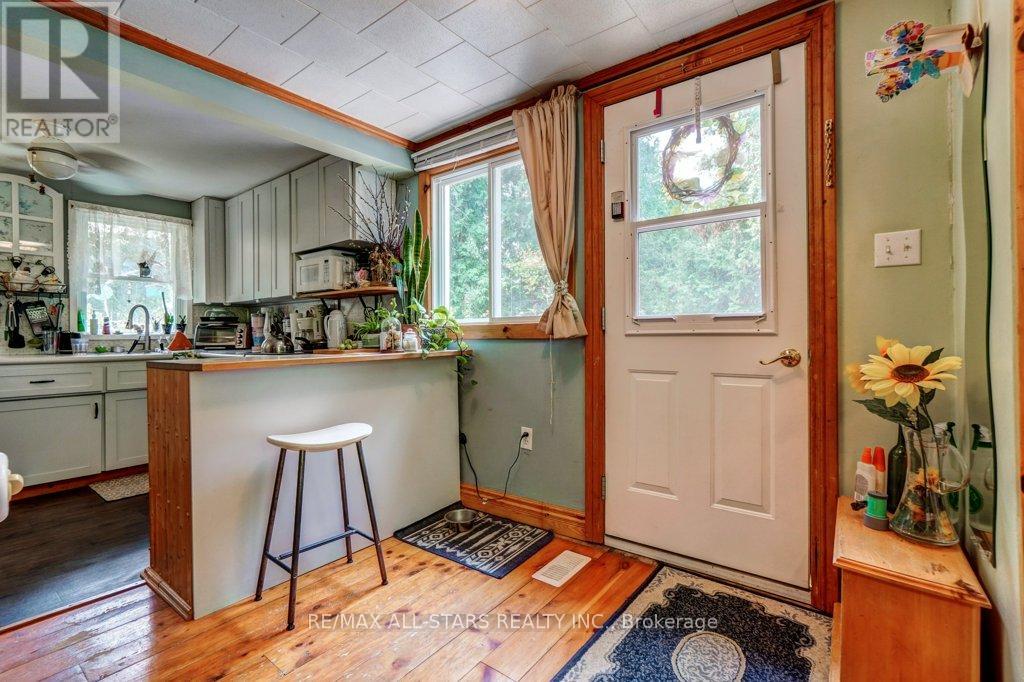 6 Leisure Lane, Kawartha Lakes (Lindsay), Ontario  K9V 4R1 - Photo 8 - X12332599