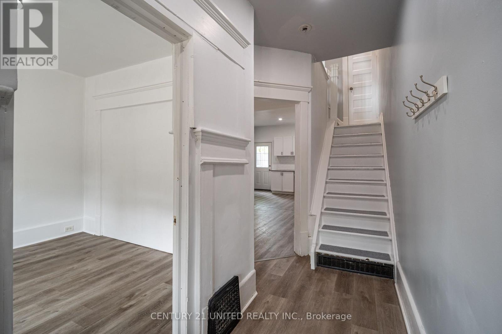 276 Dalhousie Street, Peterborough Central (South), Ontario  K9J 2M4 - Photo 3 - X12332772