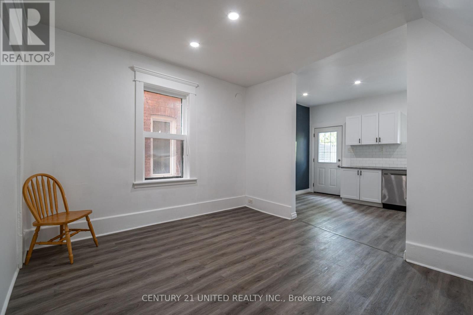276 Dalhousie Street, Peterborough Central (South), Ontario  K9J 2M4 - Photo 6 - X12332772
