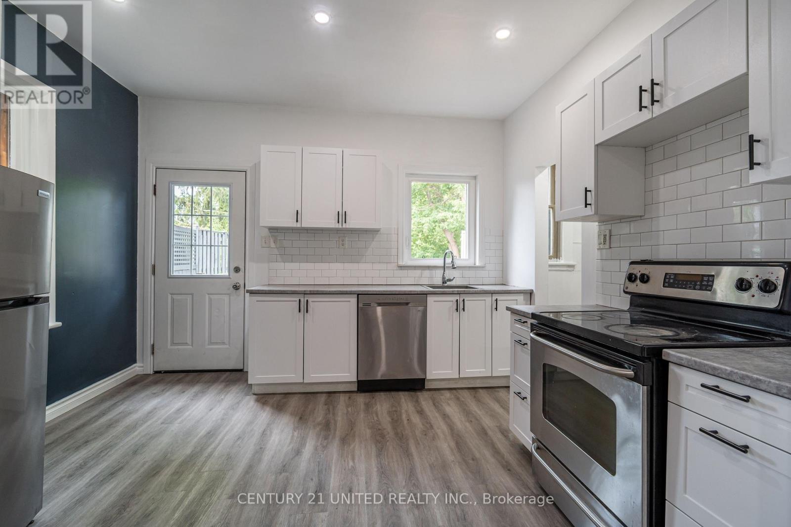 276 Dalhousie Street, Peterborough Central (South), Ontario  K9J 2M4 - Photo 7 - X12332772
