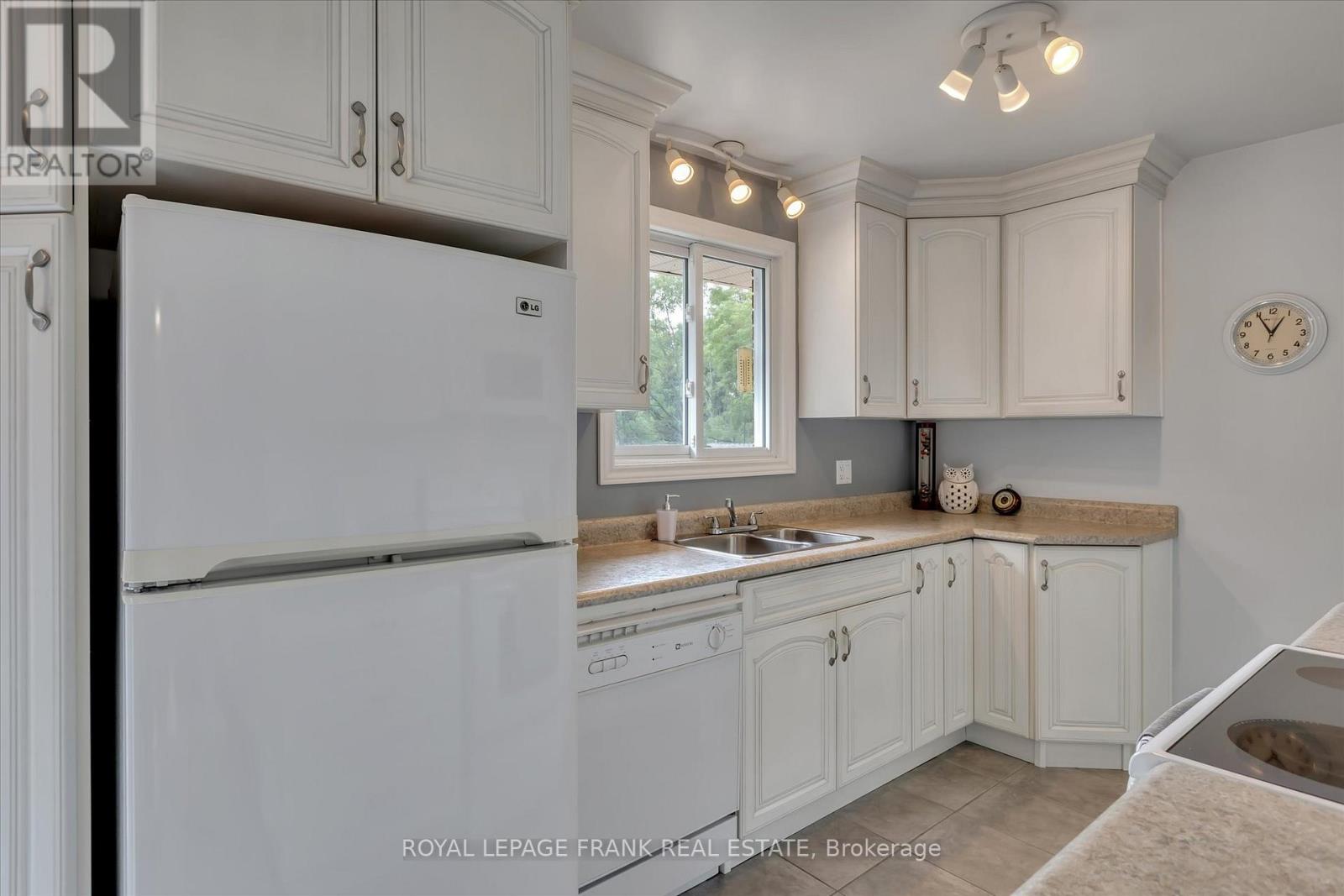 419 South Beach Road, Douro-Dummer, Ontario  K0L 2H0 - Photo 11 - X12333780