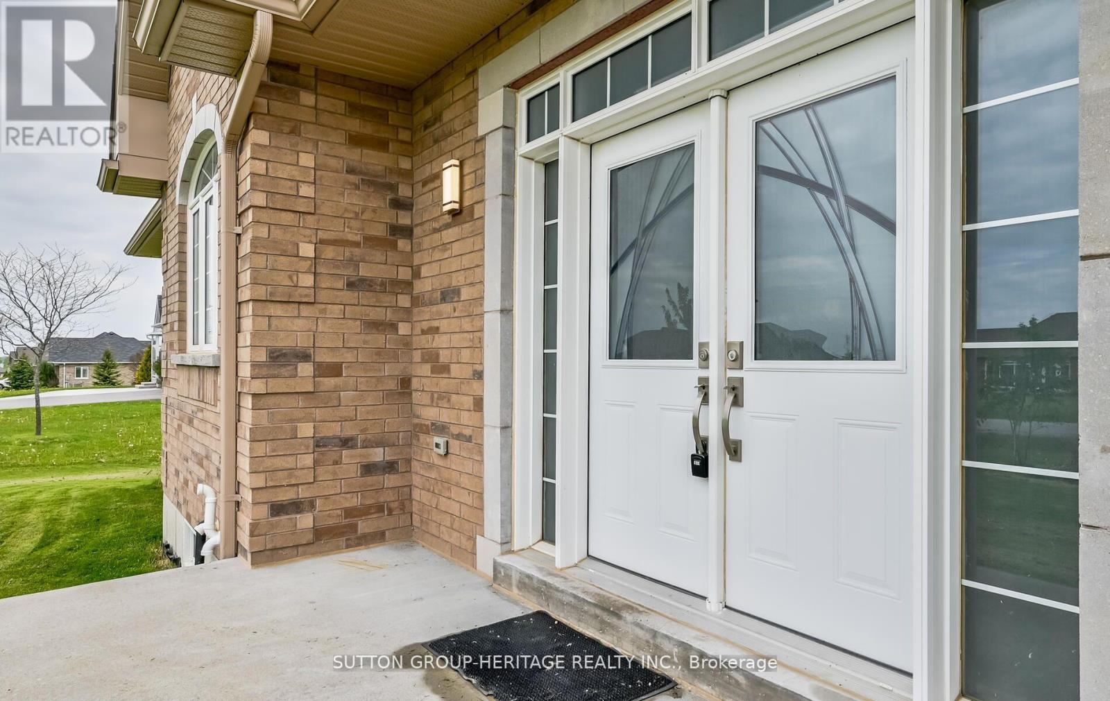 61 Songbird Crescent, Kawartha Lakes (Ops), Ontario  K9V 0A9 - Photo 4 - X12333896