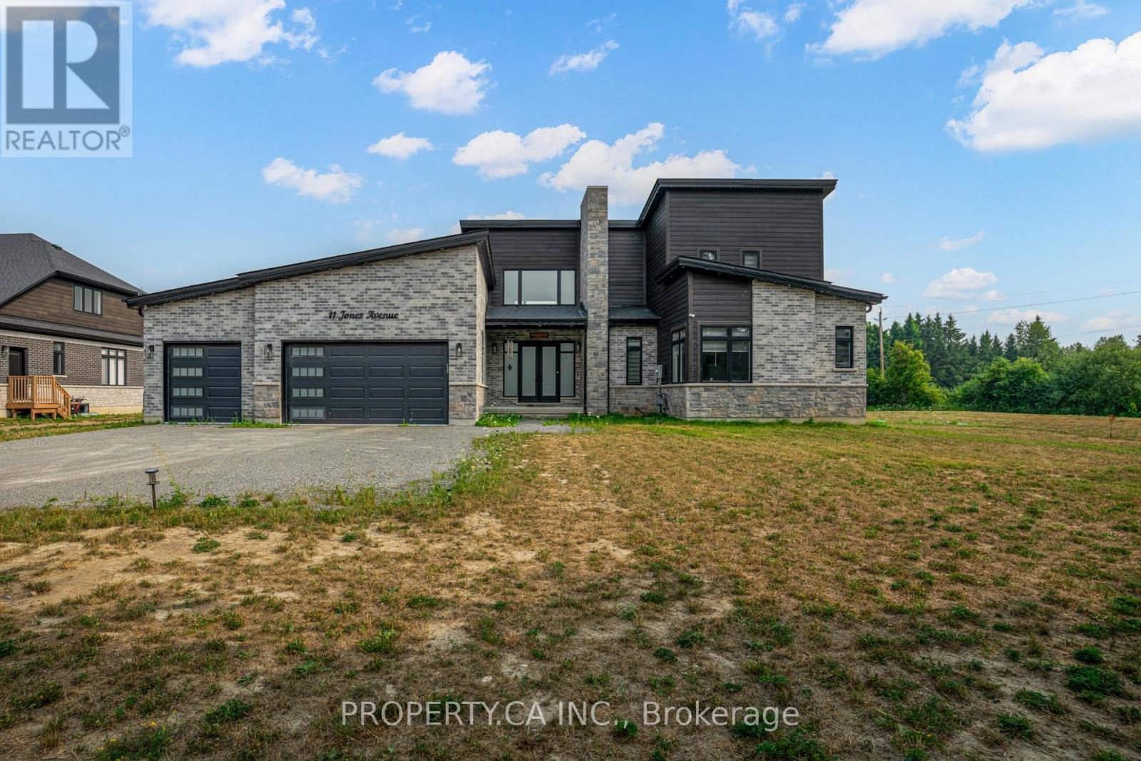 11 Jones Avenue, Clarington (Bowmanville), Ontario  L0A 1J0 - Photo 2 - E12334015