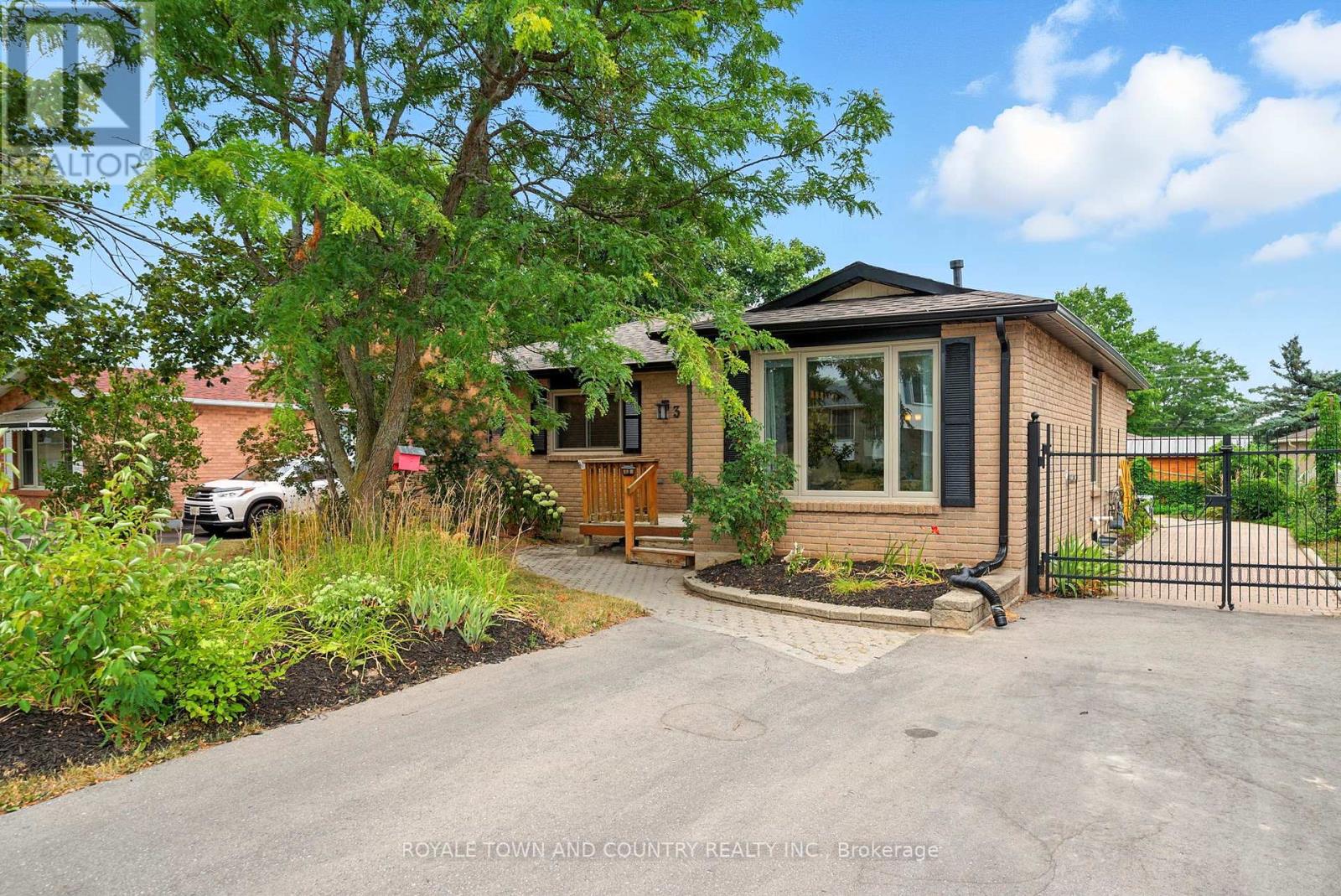 3 Rogers Road, Kawartha Lakes (Lindsay), Ontario  K9V 5L1 - Photo 2 - X12336984