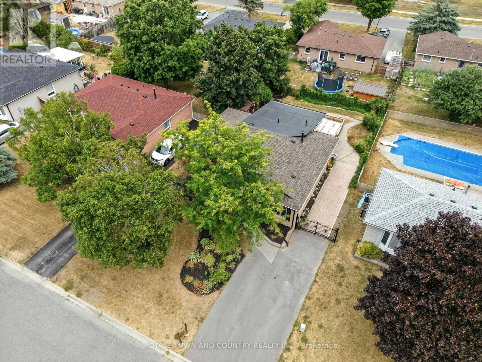 3 Rogers Road, Kawartha Lakes (Lindsay), Ontario  K9V 5L1 - Photo 5 - X12336984