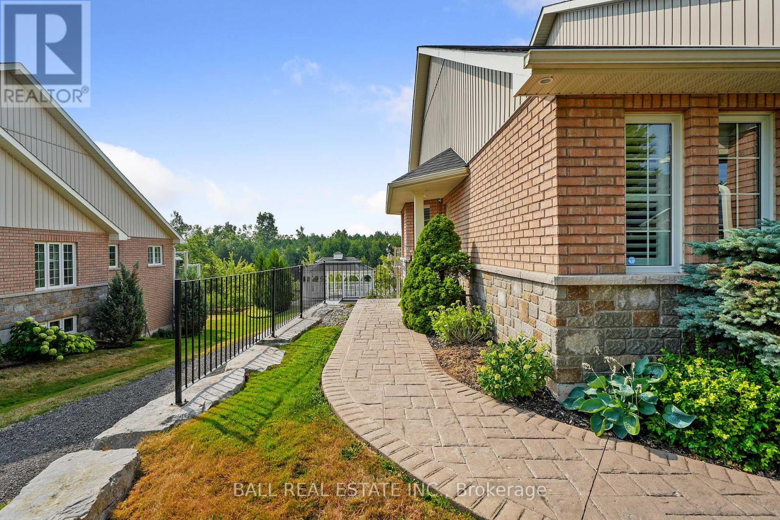 87 - 89 Village Crescent S, Peterborough West (South), Ontario  K9J 0A9 - Photo 2 - X12337338