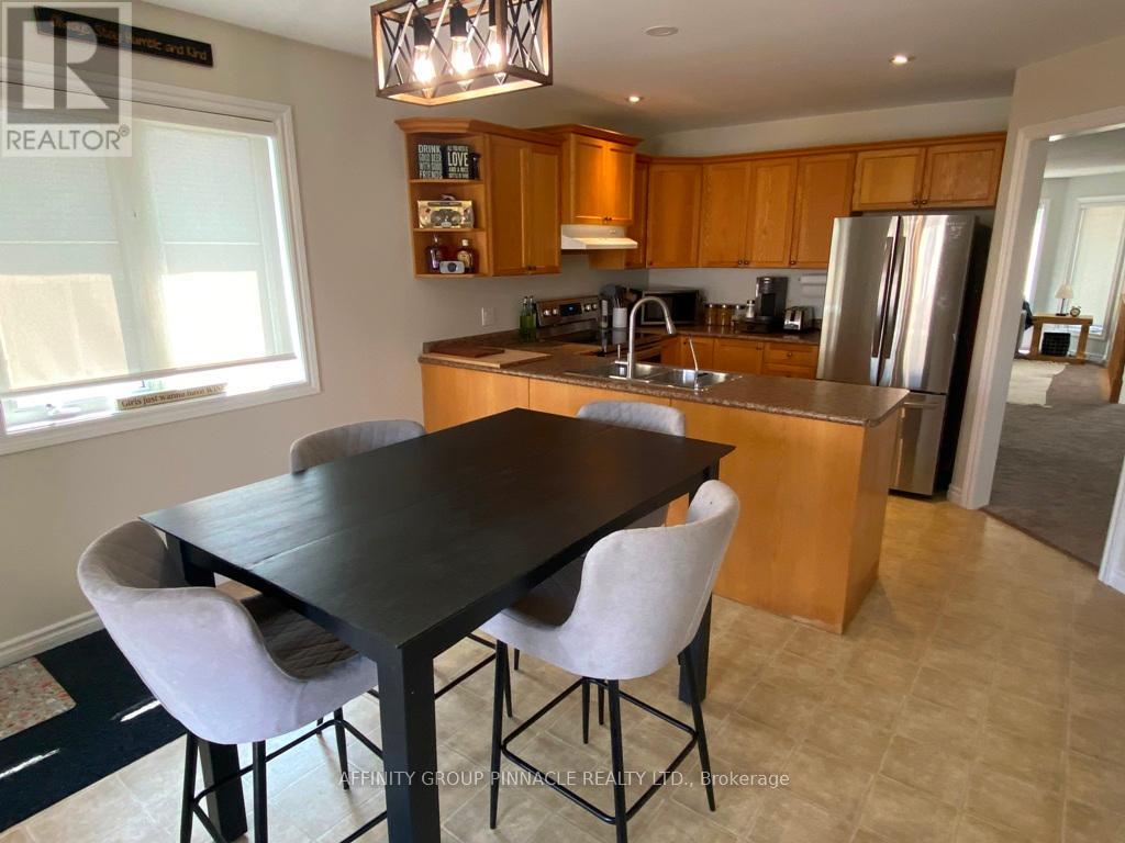 37 Springdale Drive, Kawartha Lakes (Lindsay), Ontario  K9V 4R1 - Photo 12 - X12338837