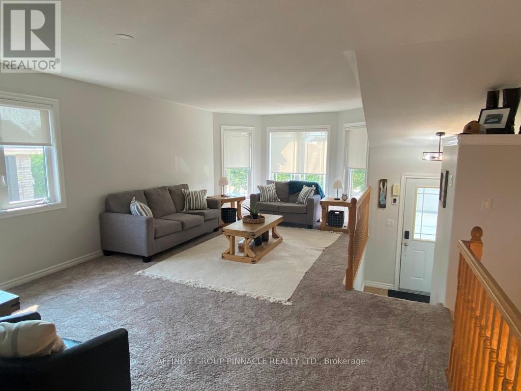 37 Springdale Drive, Kawartha Lakes (Lindsay), Ontario  K9V 4R1 - Photo 4 - X12338837