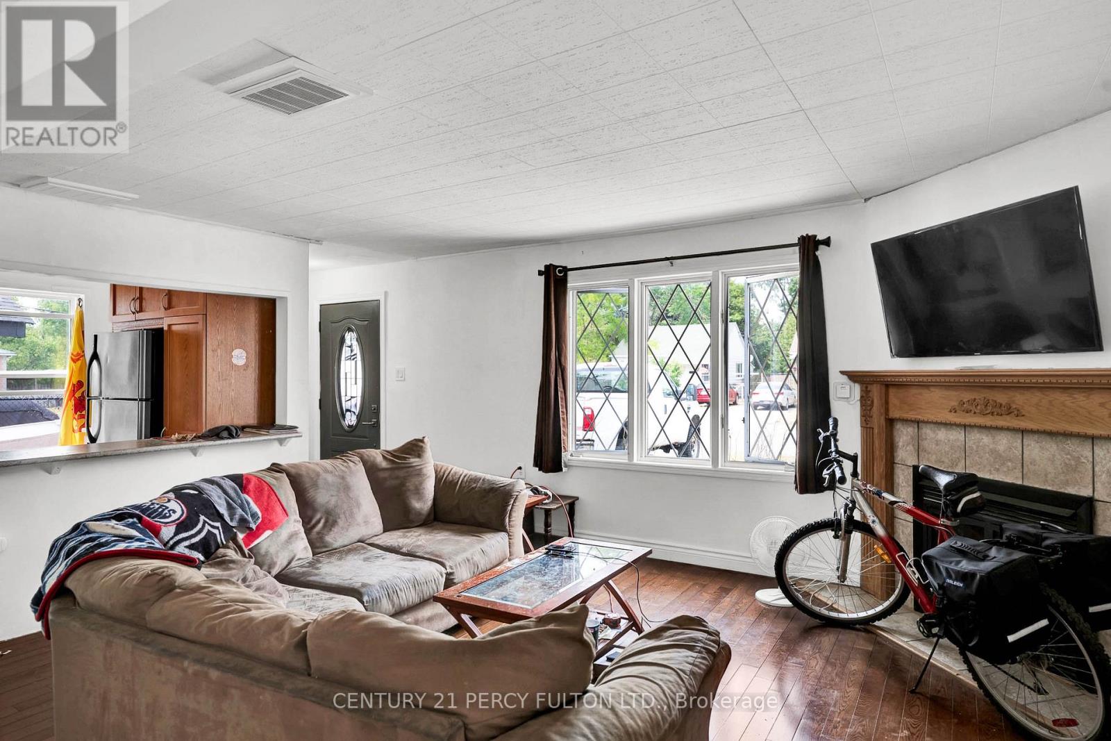 253 Princess Elizabeth Crescent, Kawartha Lakes (Lindsay), Ontario  K9V 1P2 - Photo 6 - X12340435
