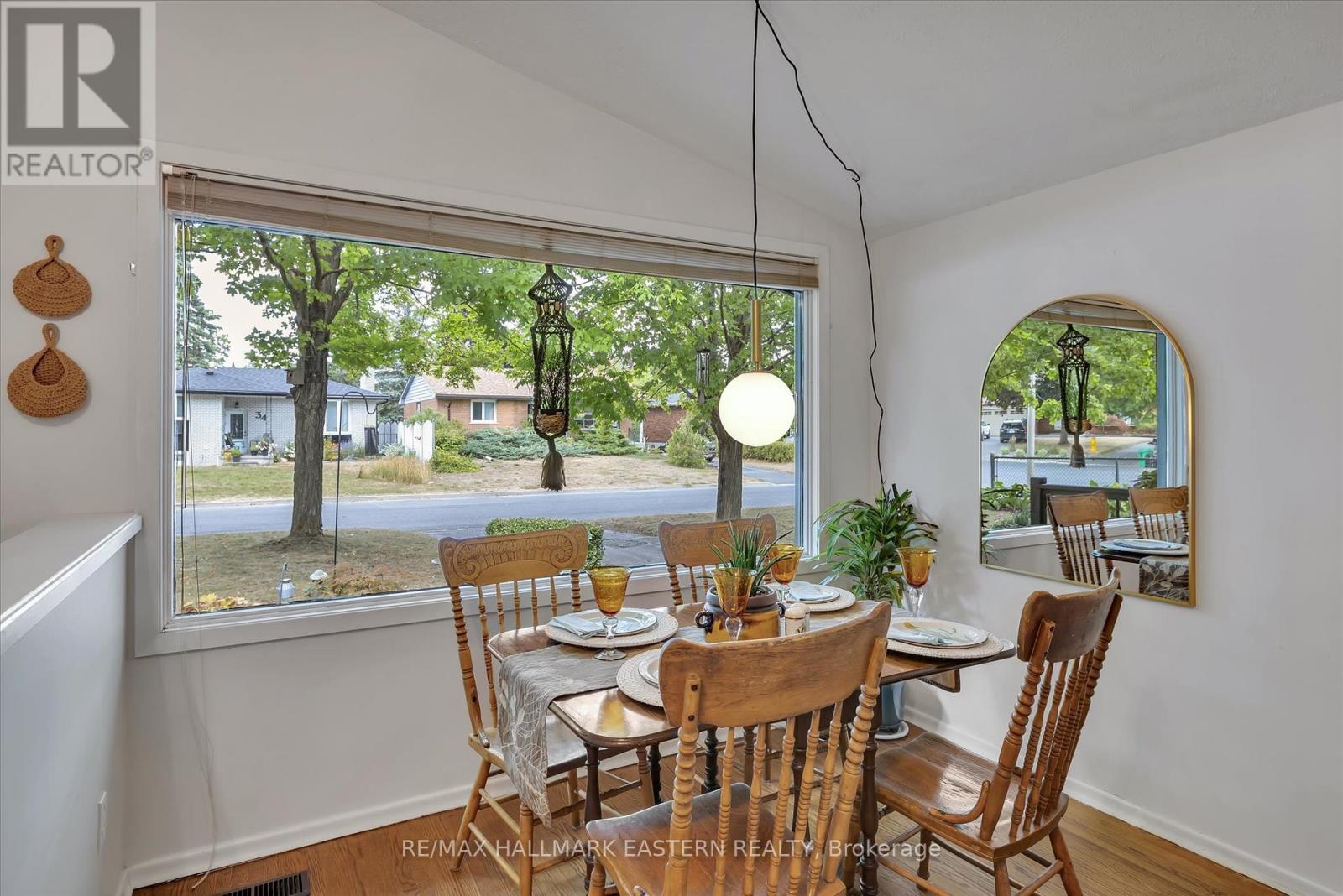 33 Parkview Drive, Peterborough North (South), Ontario  K9H 5M5 - Photo 4 - X12342054