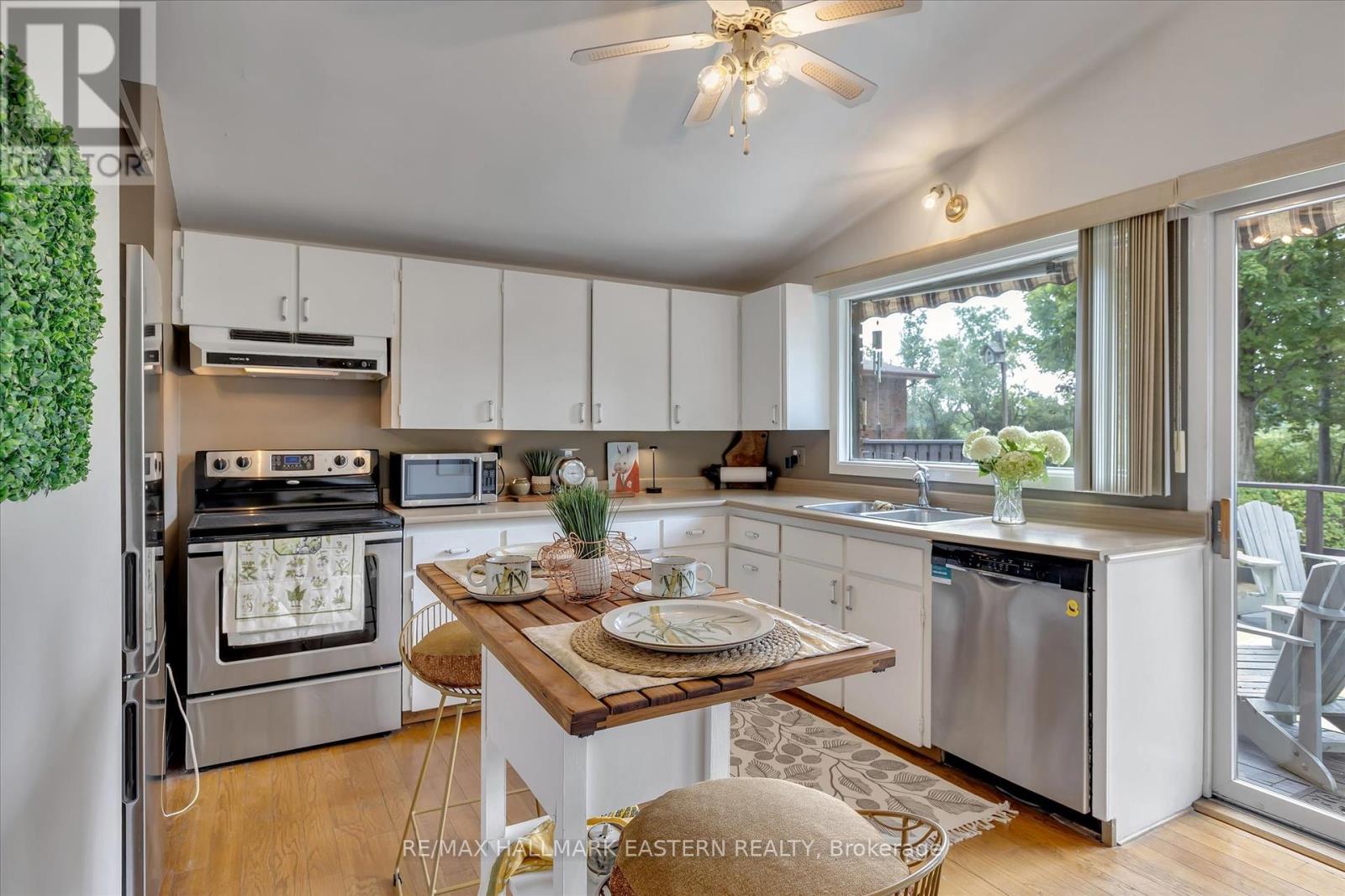 33 Parkview Drive, Peterborough North (South), Ontario  K9H 5M5 - Photo 8 - X12342054