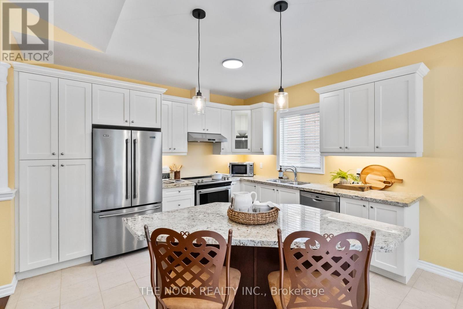 145 Springdale Drive, Kawartha Lakes (Lindsay), Ontario  K9V 0N1 - Photo 18 - X12342439