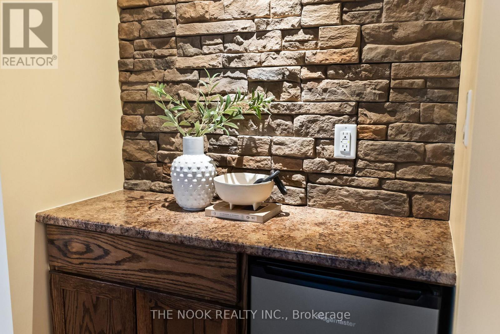 145 Springdale Drive, Kawartha Lakes (Lindsay), Ontario  K9V 0N1 - Photo 38 - X12342439