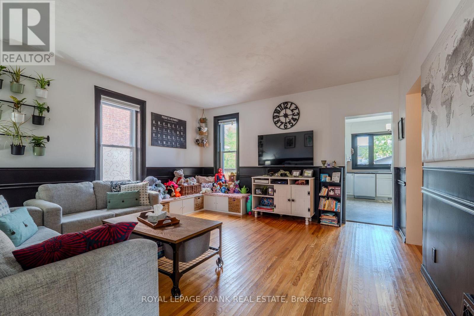 69 Peel Street, Kawartha Lakes (Lindsay), Ontario  K9V 3M5 - Photo 11 - X12343864