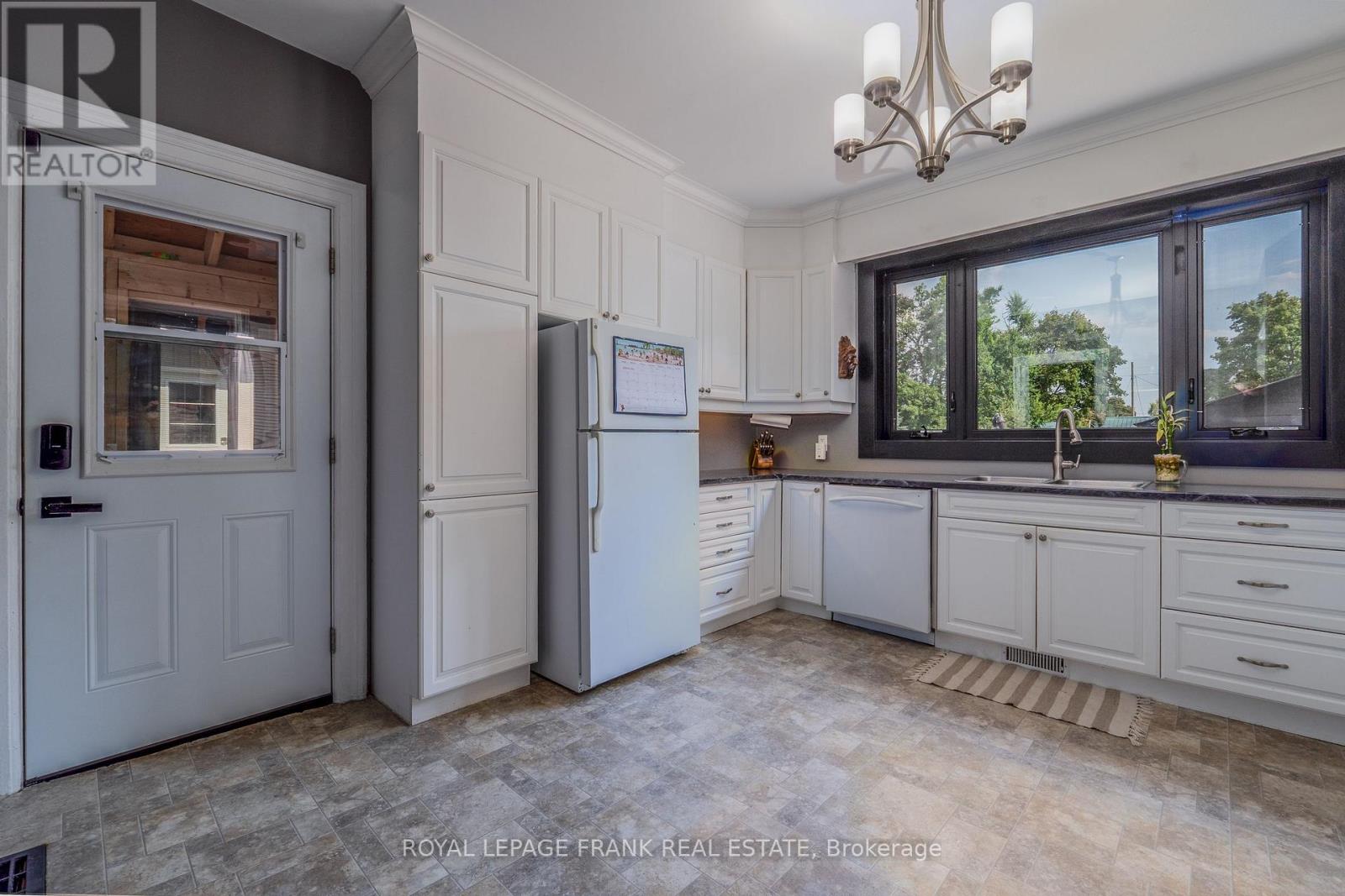 69 Peel Street, Kawartha Lakes (Lindsay), Ontario  K9V 3M5 - Photo 16 - X12343864