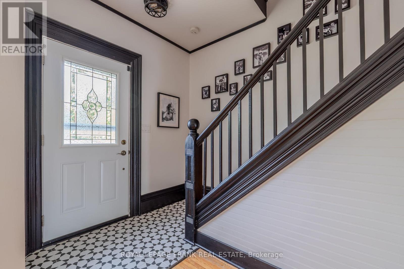 69 Peel Street, Kawartha Lakes (Lindsay), Ontario  K9V 3M5 - Photo 5 - X12343864
