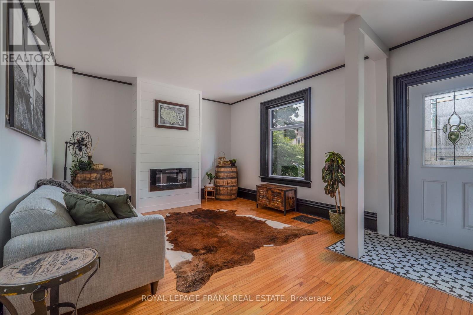 69 Peel Street, Kawartha Lakes (Lindsay), Ontario  K9V 3M5 - Photo 6 - X12343864