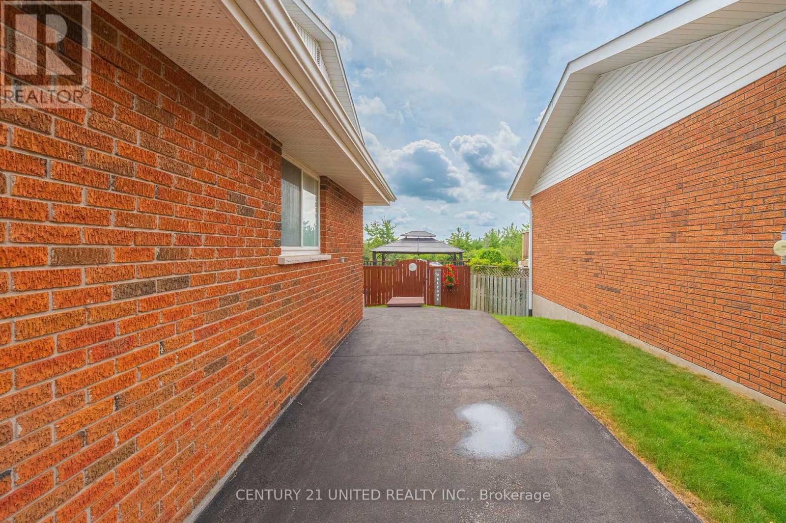 7 Bayleaf Court, Peterborough West (Central), Ontario  K9K 1A2 - Photo 4 - X12346231