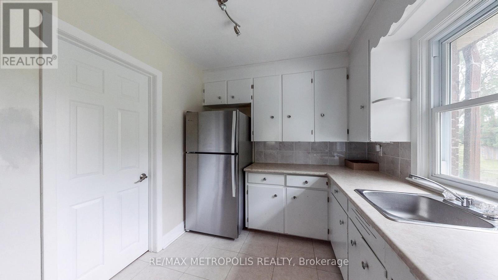 Main - 1020 Brewer Street, Peterborough Central (South), Ontario  K9J 5B4 - Photo 15 - X12346791