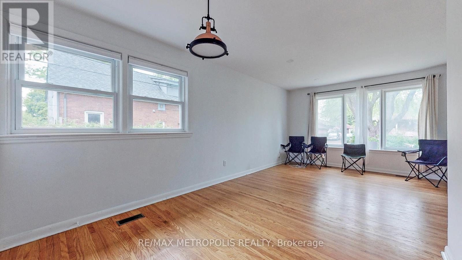 Main - 1020 Brewer Street, Peterborough Central (South), Ontario  K9J 5B4 - Photo 5 - X12346791