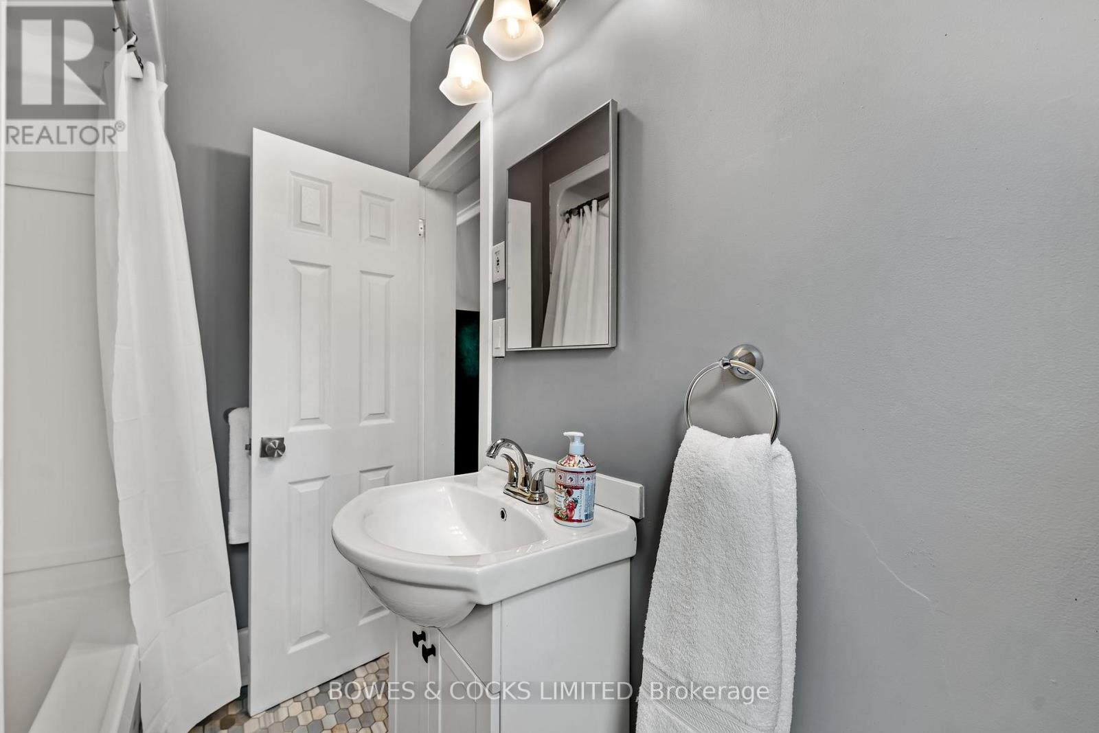 283 Lake Street, Peterborough Central (South), Ontario  K9J 2H5 - Photo 21 - X12348426