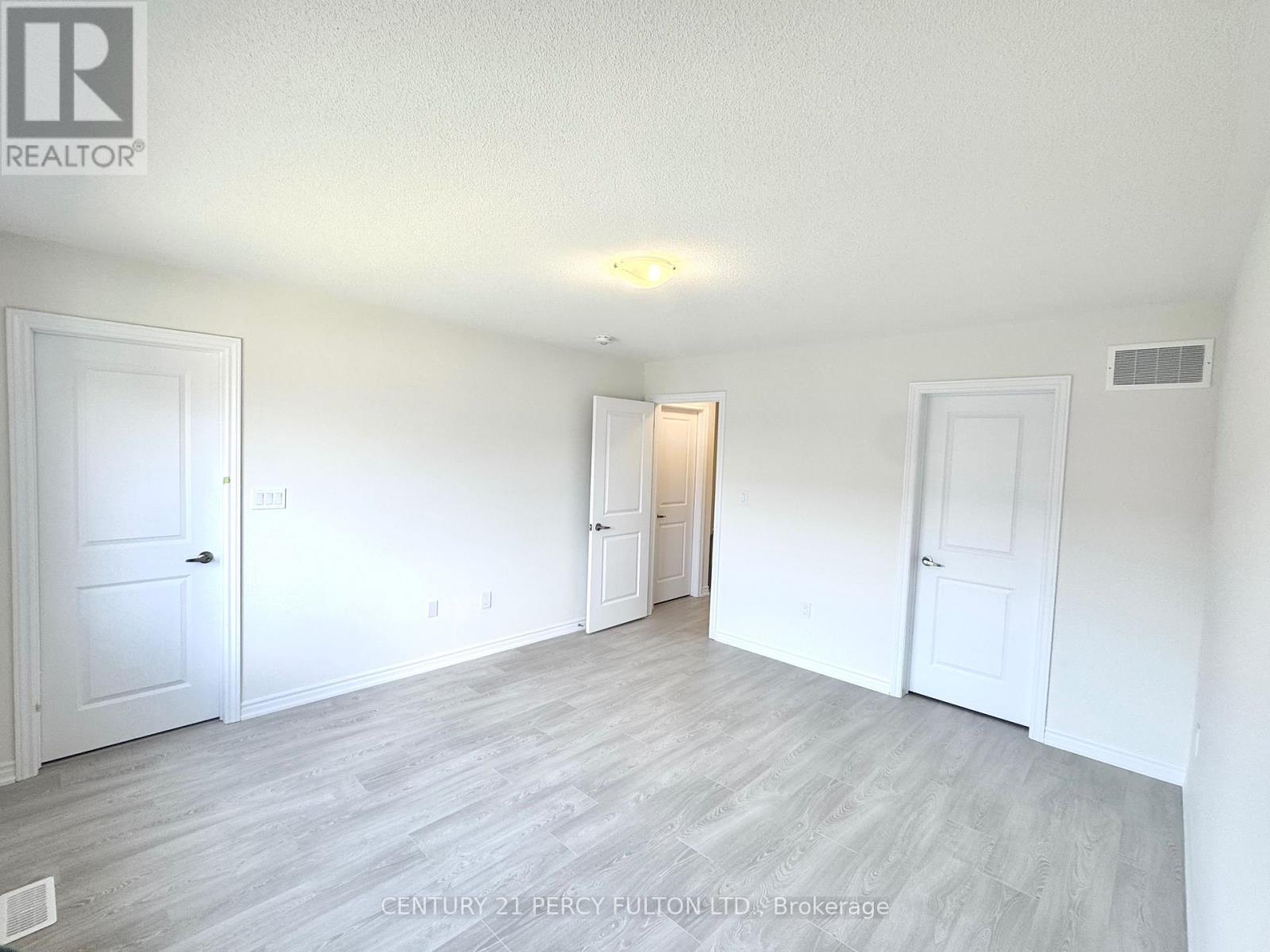 48 Hicking Lane, Kawartha Lakes (Lindsay), Ontario  K9V 5V7 - Photo 17 - X12349391