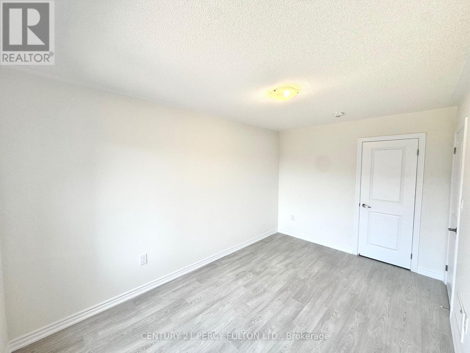 48 Hicking Lane, Kawartha Lakes (Lindsay), Ontario  K9V 5V7 - Photo 24 - X12349391