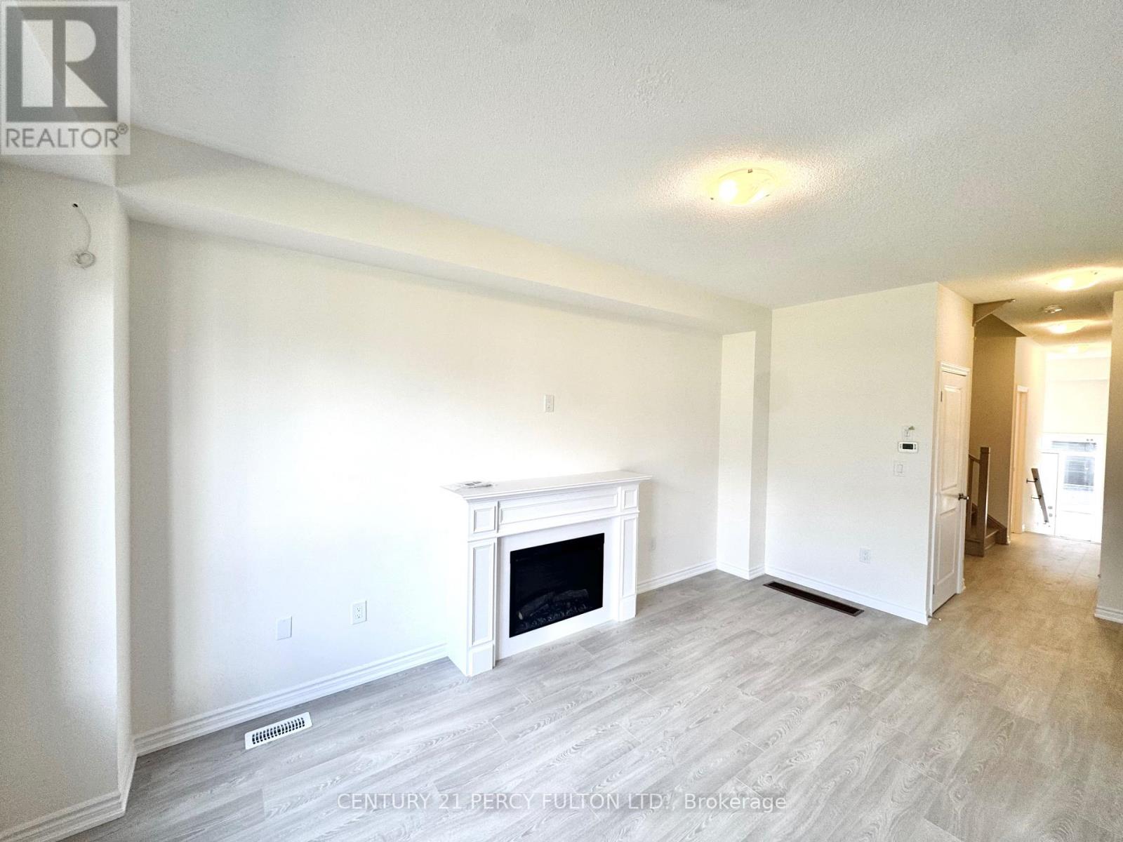 48 Hicking Lane, Kawartha Lakes (Lindsay), Ontario  K9V 5V7 - Photo 8 - X12349391
