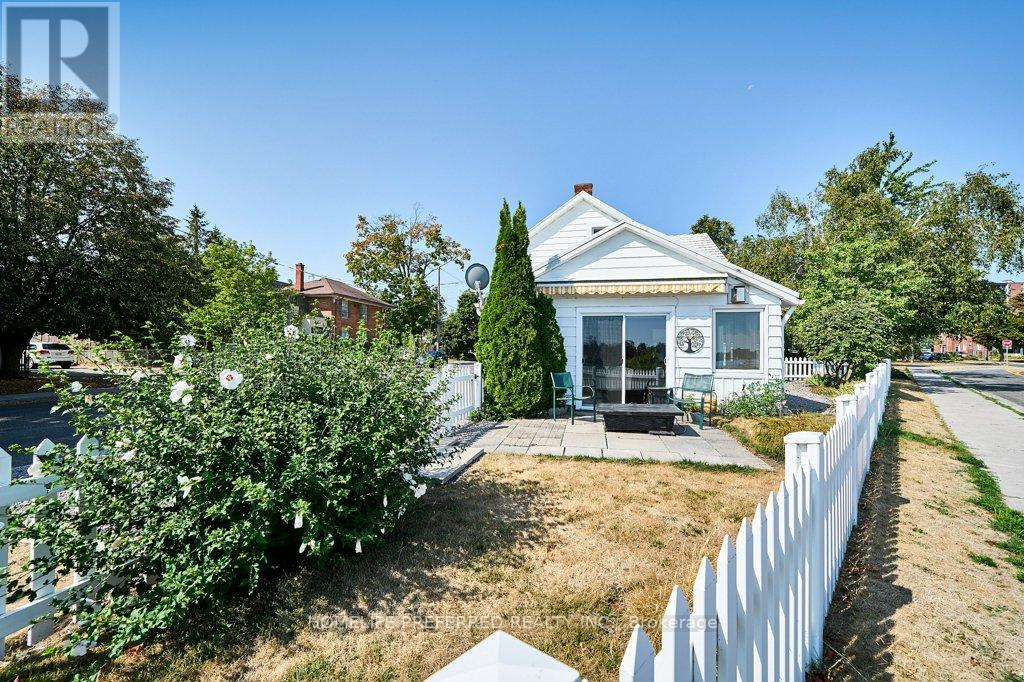 157 Crescent Street, Peterborough Central (South), Ontario  K9J 2G4 - Photo 11 - X12349610