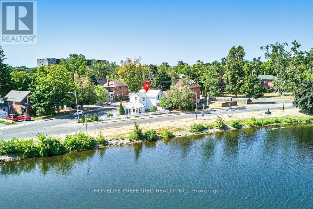 157 Crescent Street, Peterborough Central (South), Ontario  K9J 2G4 - Photo 2 - X12349610