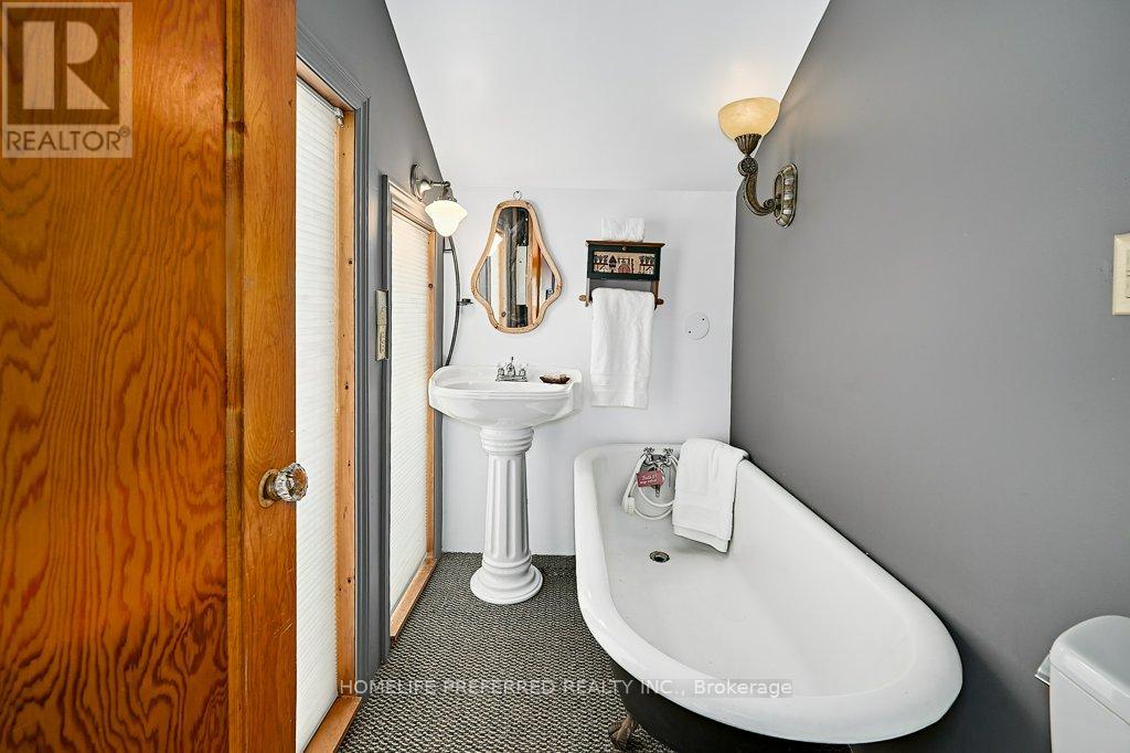 157 Crescent Street, Peterborough Central (South), Ontario  K9J 2G4 - Photo 31 - X12349610