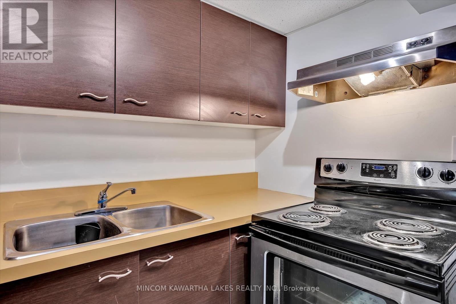 676 Victory Crescent, Peterborough Central (Old West End), Ontario  K9J 4T3 - Photo 29 - X12349953