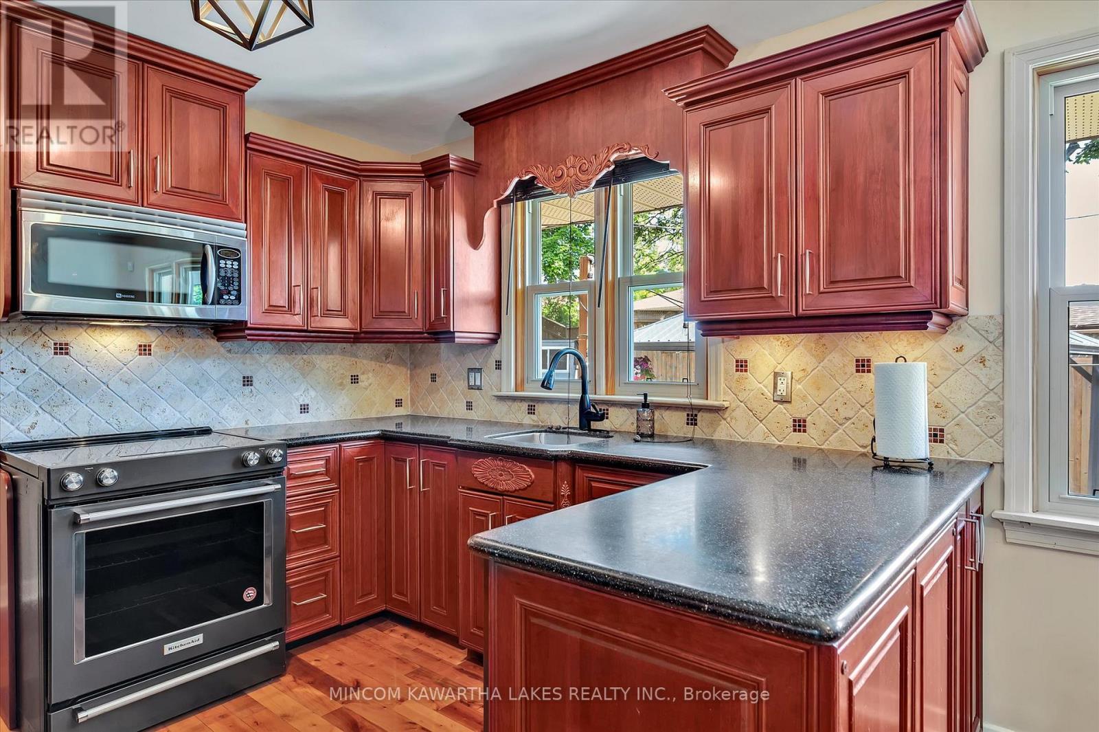 676 Victory Crescent, Peterborough Central (Old West End), Ontario  K9J 4T3 - Photo 9 - X12349953