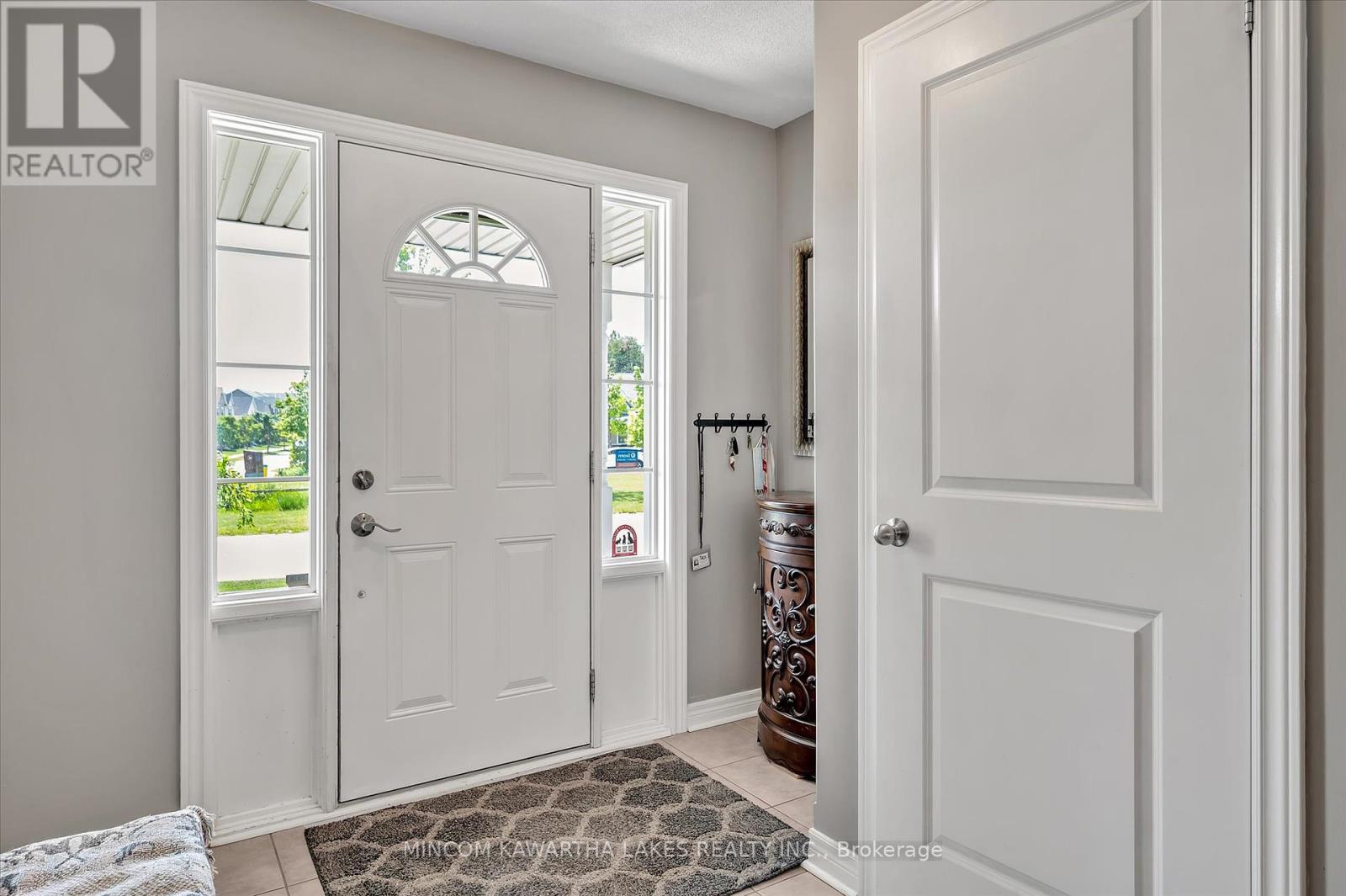 2 Peace Crescent, Peterborough North (North), Ontario  K9H 0C1 - Photo 4 - X12350983